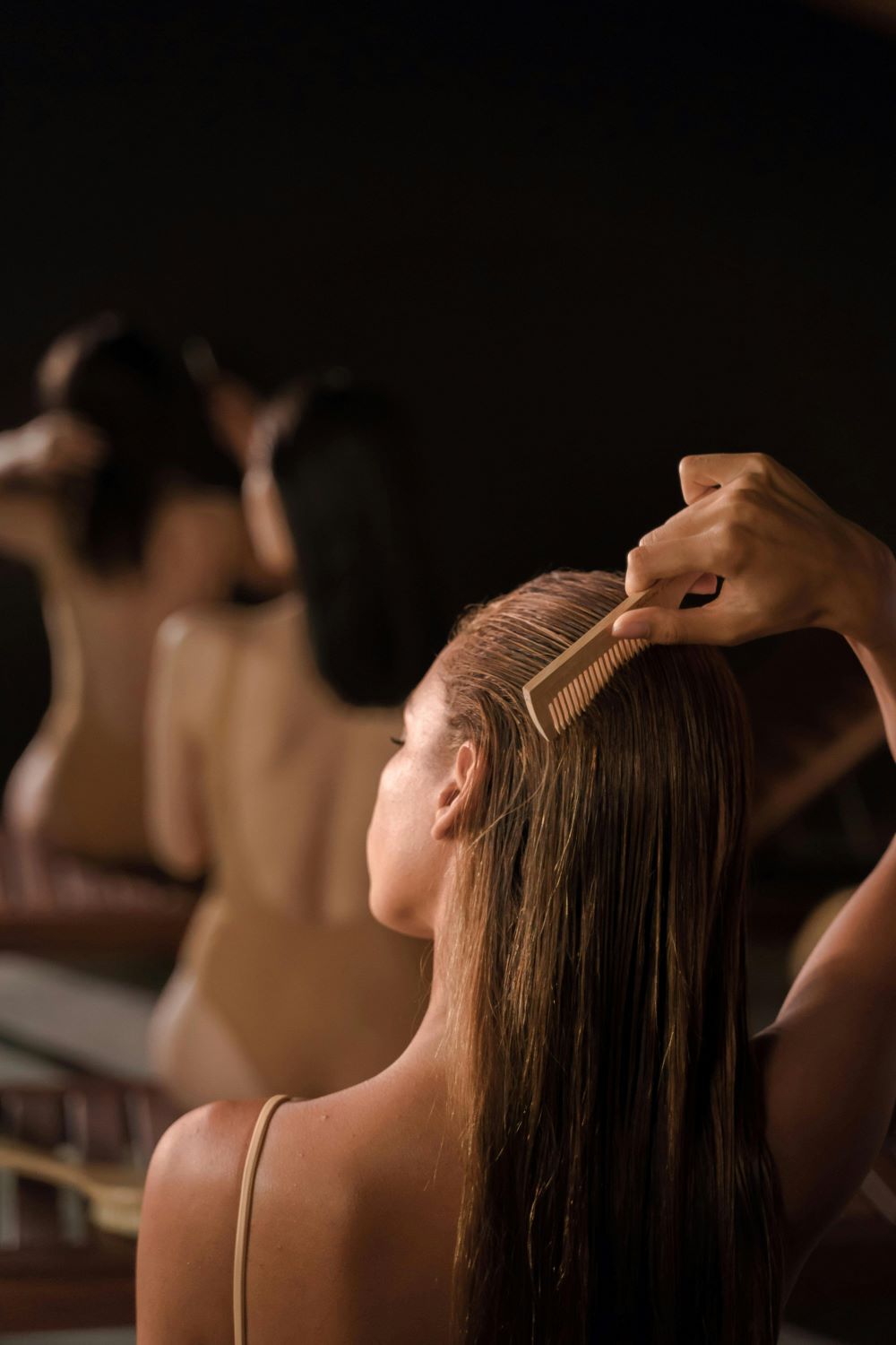 femme prenant soin de ses cheveux